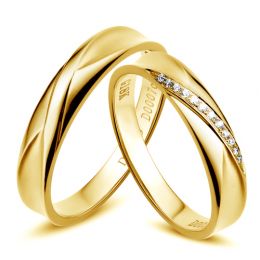 Duo d'alliances prestige. Design en diagonale. Or jaune, diamants