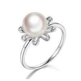 Bague fleur des neiges. Or blanc, pétales de diamants