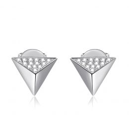 Boucles oreilles clous forme pyramidale. Or blanc, diamants