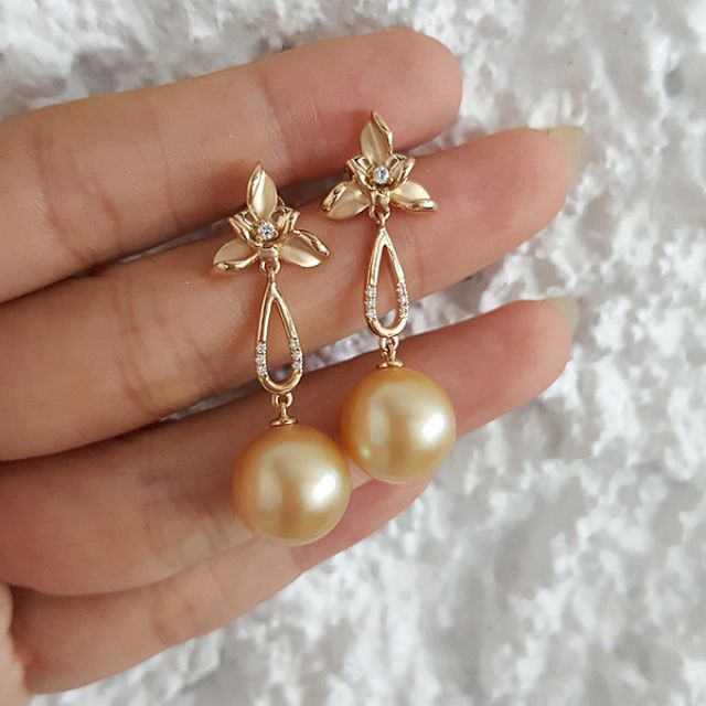 Boucles d'oreilles 3 pétales gold. Perles des mers du Sud