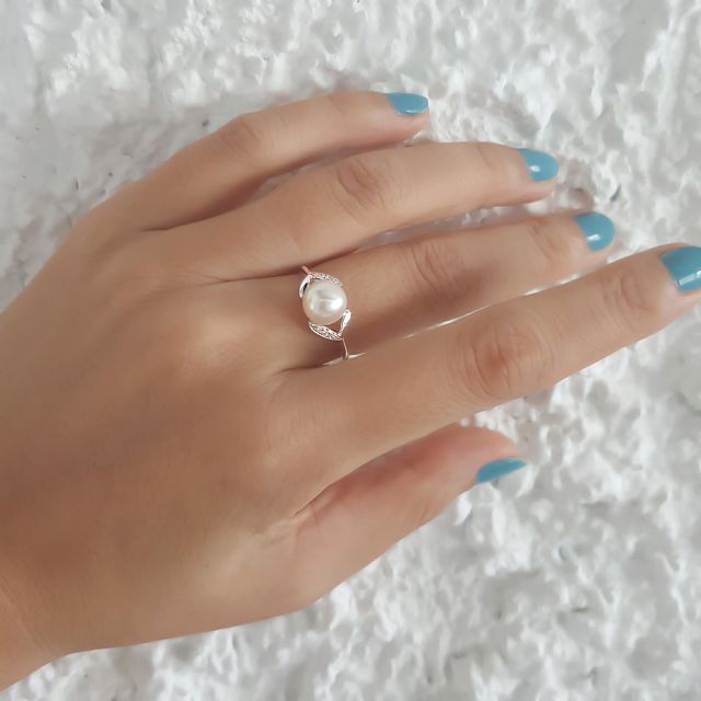 Bague pétales Or blanc, diamants et perles Akoya Japon