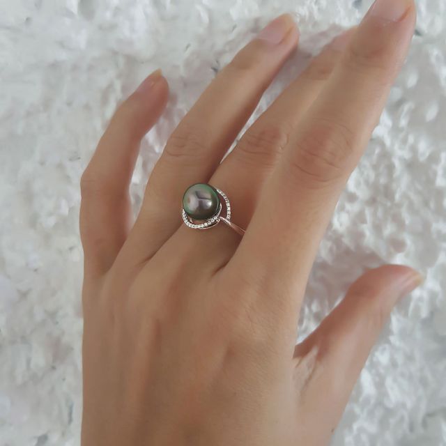 Bague or blanc - Perle de Tahiti encerclée - Diamants sertis griffes