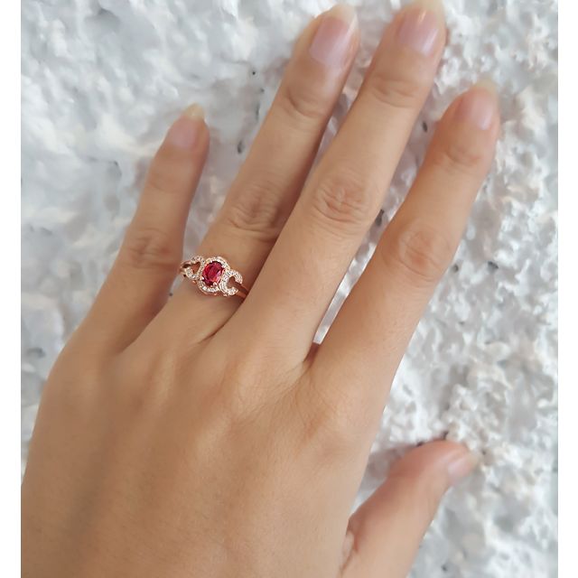 Bague de fiançailles en rubis diamants et or rose. Motifs bouclés