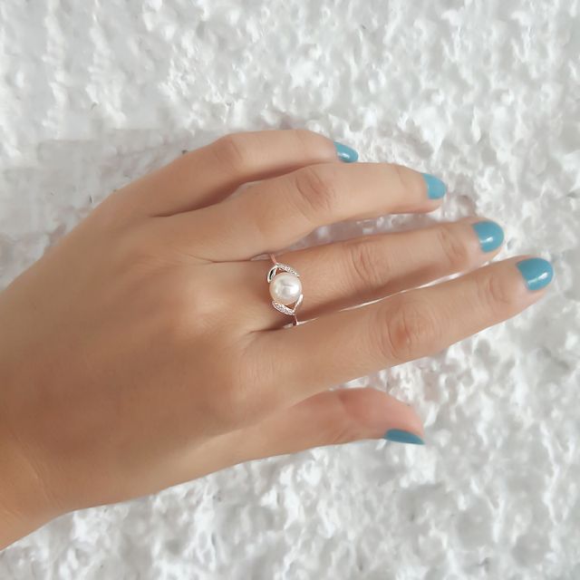 Bague pétales Or blanc, diamants et perles Akoya Japon