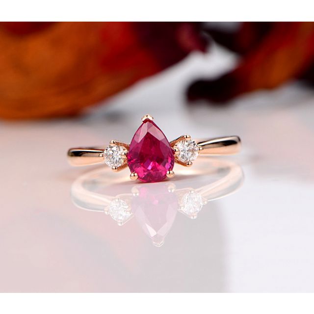 Bague Amour. Or rose, rubis 1ct taillé en poire, diamants