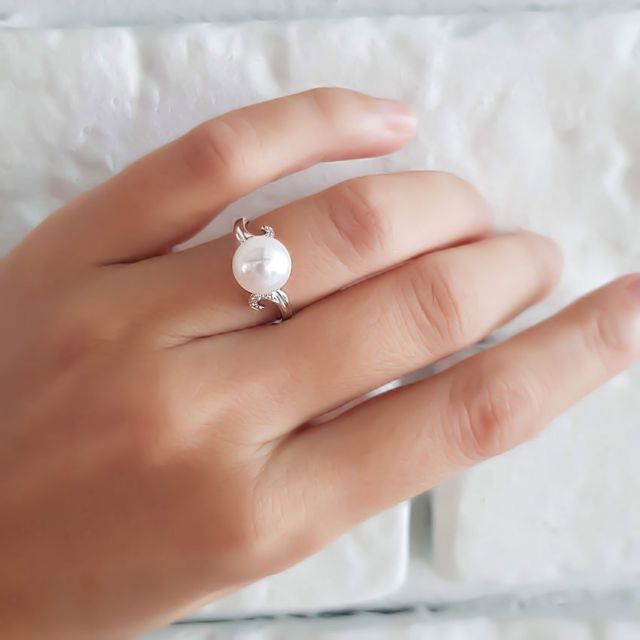 Bague note de musique - Perle de culture blanche, or blanc diamants