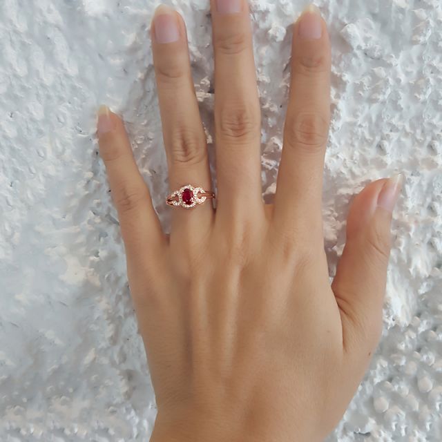 Bague de fiançailles en rubis diamants et or rose. Motifs bouclés