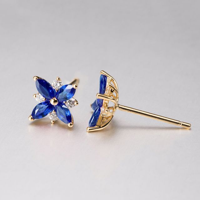 Boucle oreille fleur saphir bleu, diamant, or jaune - Véronique des ruisseaux