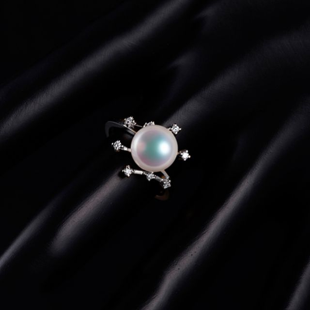 Bague Étoile des neiges. Perle Akoya, Or blanc, diamants