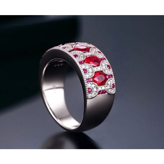 Bague Orientale à Paris. Or blanc, Rubis et diamants