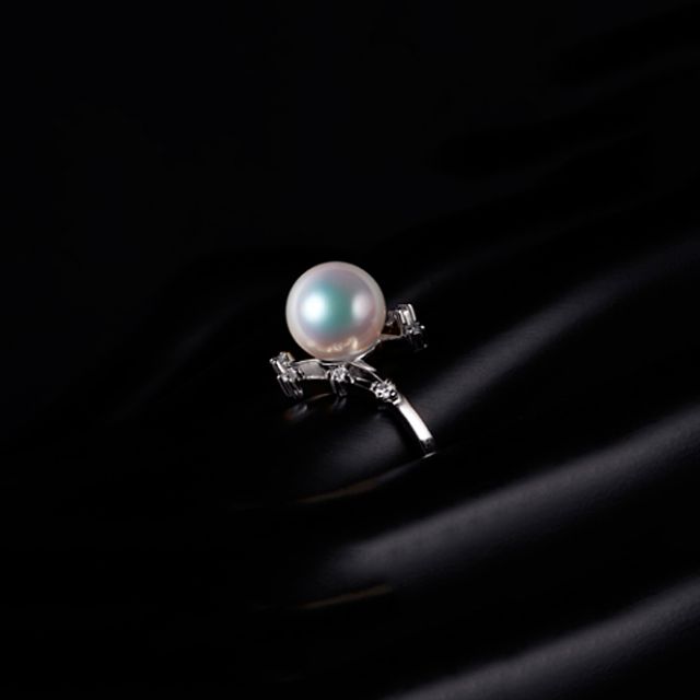 Bague Étoile des neiges. Perle Akoya, Or blanc, diamants