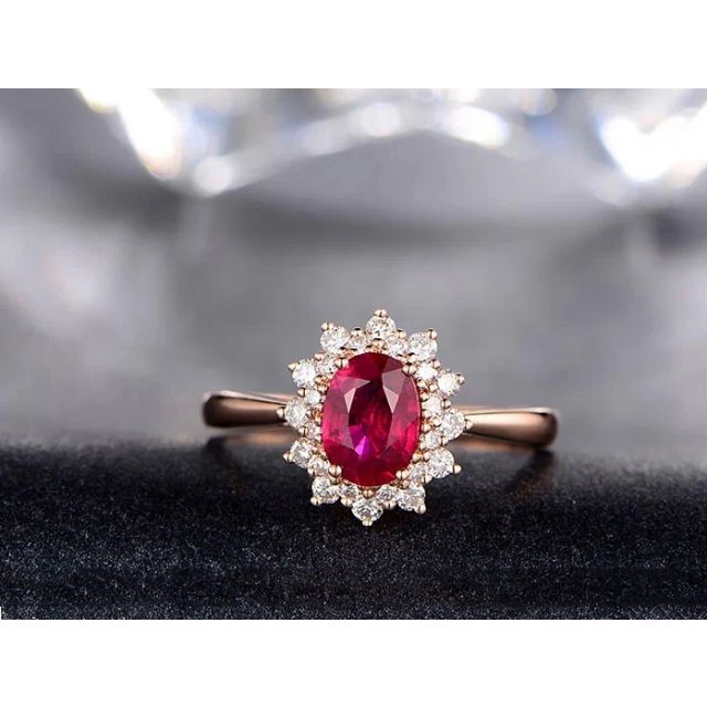 Bague rubis, diamants monture or rose - Création florale classique