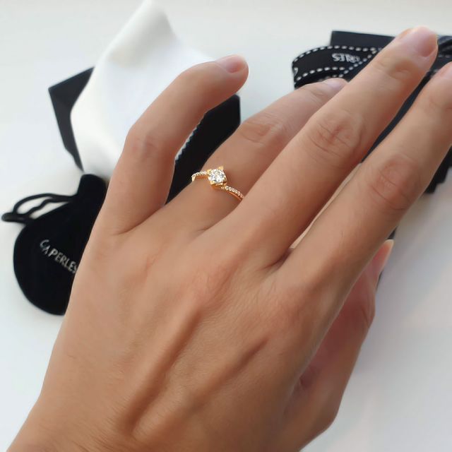 Bague Solitaire Bordure Diamantée Périclès - Or Jaune 18 carats | Gemperles