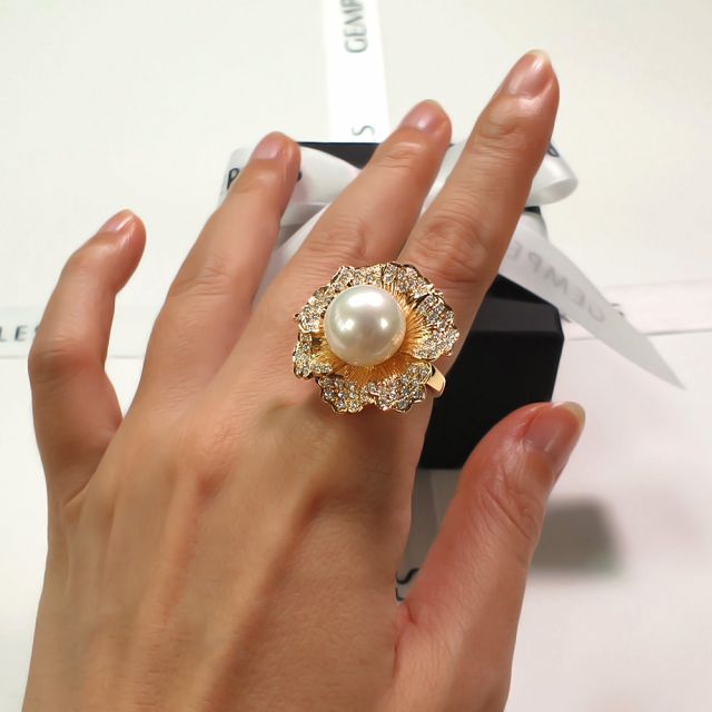 Bague perle d'Australie - Fleur or jaune pétales ajourées - Diamants