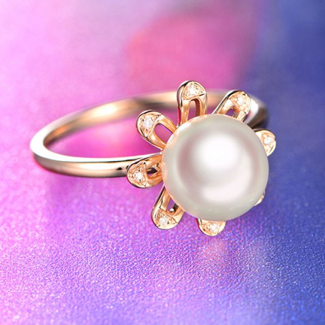 Bague fleur des neiges. Or rose, pétales de diamants