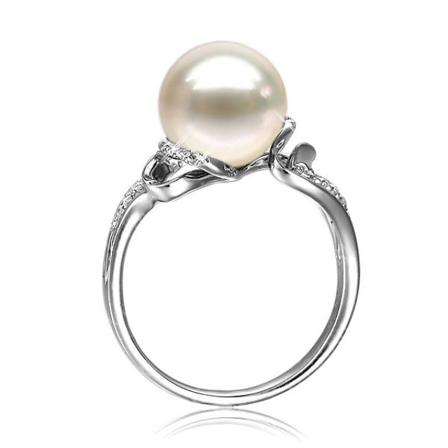 Bague luxe et moderne perle eau douce blanche - Or blanc, diamants