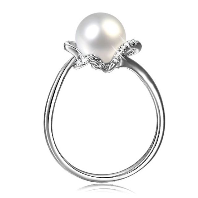 Bague en perle - Modèle d'orfèvre en or blanc et diamants