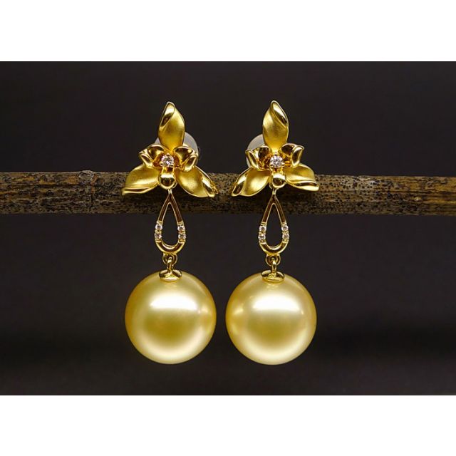 Boucles d'oreilles 3 pétales gold. Perles des mers du Sud