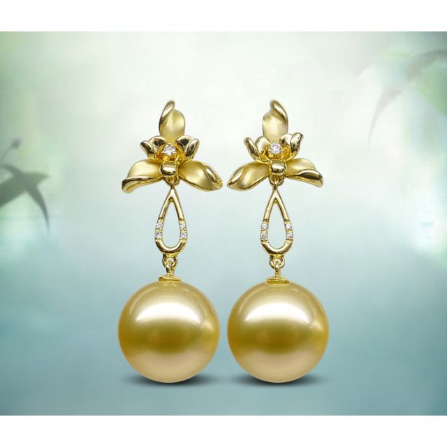 Boucles d'oreilles 3 pétales gold. Perles des mers du Sud