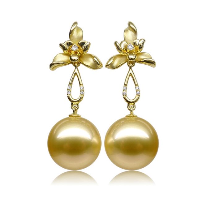 Boucles d'oreilles 3 pétales gold. Perles des mers du Sud