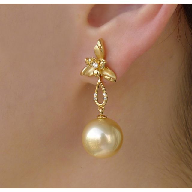 Boucles d'oreilles 3 pétales gold. Perles des mers du Sud