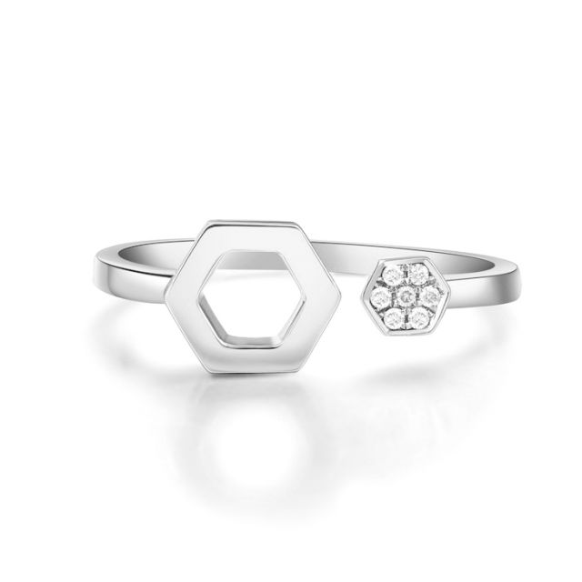 Bague ouverte hexagone. Or blanc 18cts, diamants 0.030ct