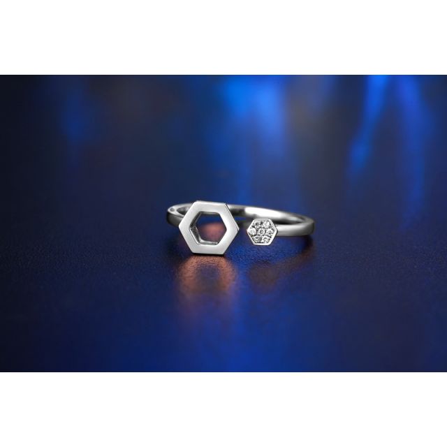 Bague ouverte hexagone. Or blanc 18cts, diamants 0.030ct