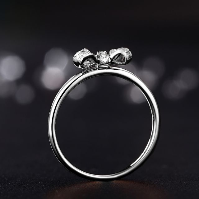 Bague petit noeud Or blanc 18cts. Diamants 0.080ct