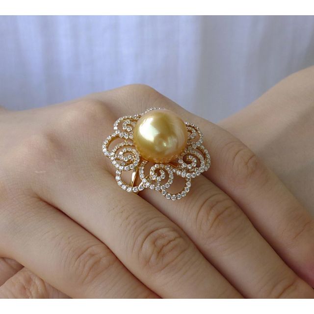 Bague Fleur arabesque perle dorée. Or jaune et diamants