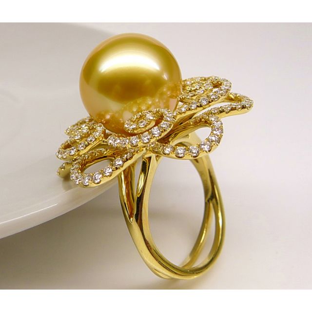 Bague Fleur arabesque perle dorée. Or jaune et diamants