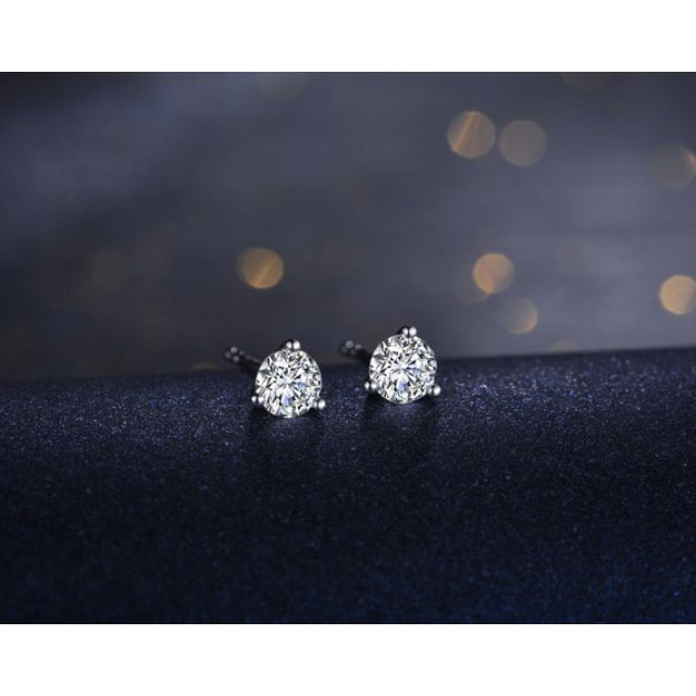 Puces diamants 0.10ct. Or blanc. Carat personnalisable