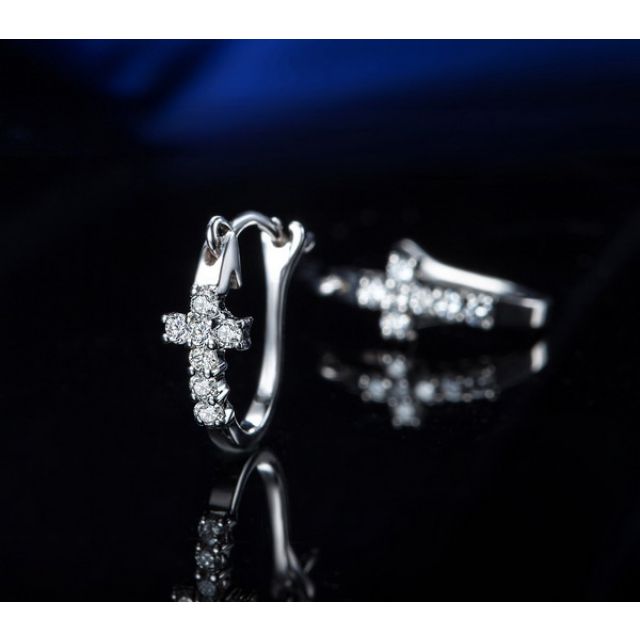 Boucles d'oreilles dormeuses religieuses. Croix diamants Or blanc 