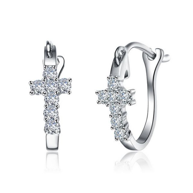 Boucles d'oreilles dormeuses religieuses. Croix diamants Or blanc 