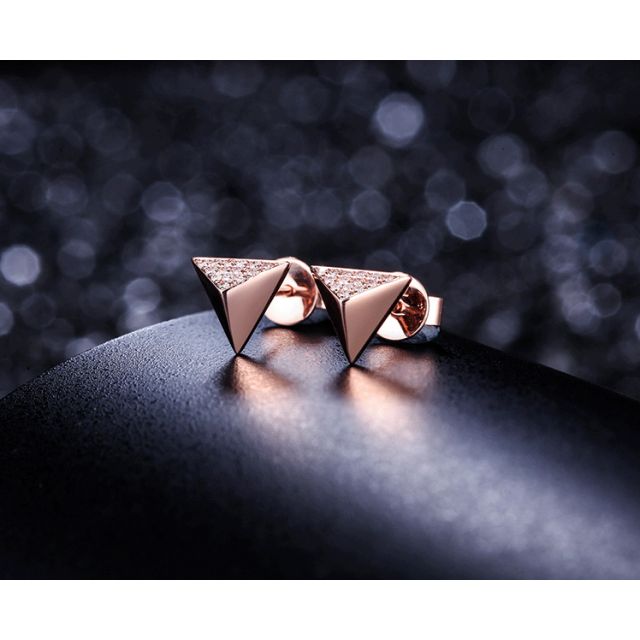 Boucles oreilles clous forme pyramidale. Or rose, diamants