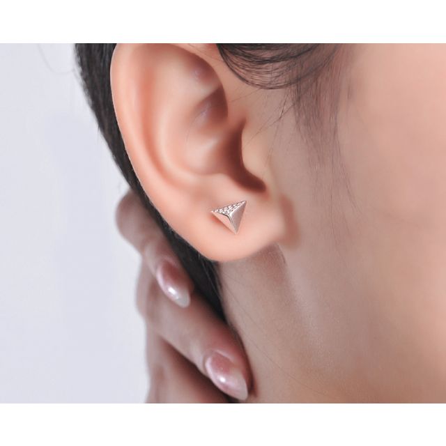 Boucles oreilles clous forme pyramidale. Or blanc, diamants