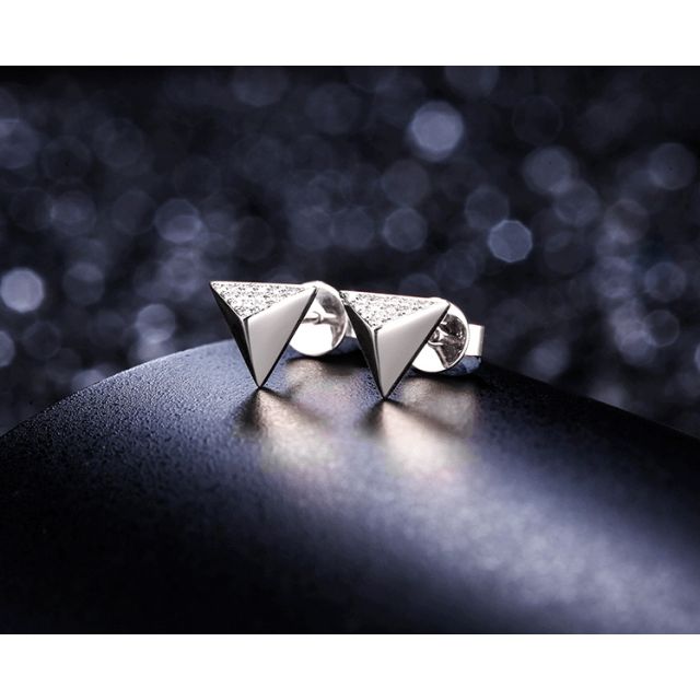 Boucles oreilles clous forme pyramidale. Or blanc, diamants