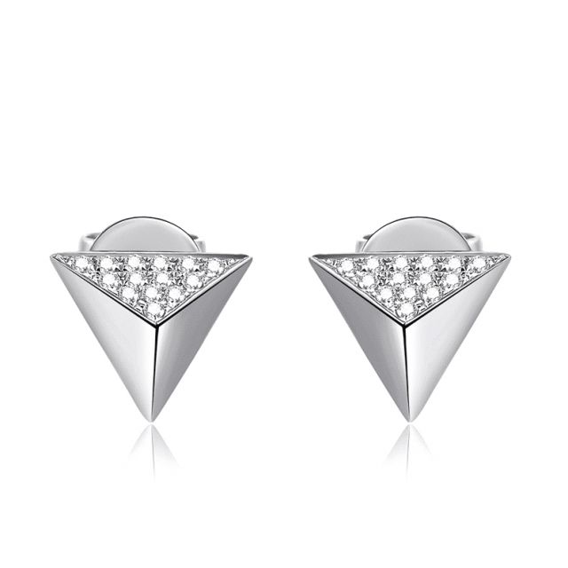 Boucles oreilles clous forme pyramidale. Or blanc, diamants