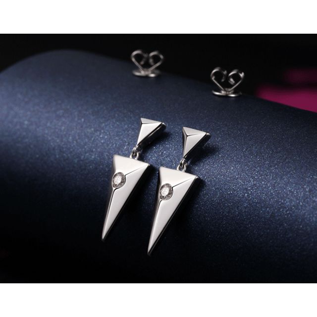 Pendants d'oreilles triangles Or blanc. Diamants 0.10ct