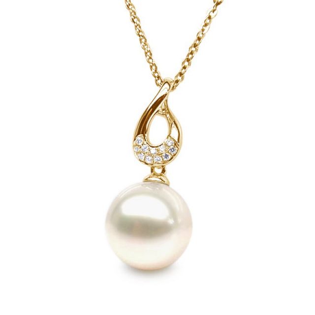 Pendentif twist en or jaune - Diamants sertis et perle blanche