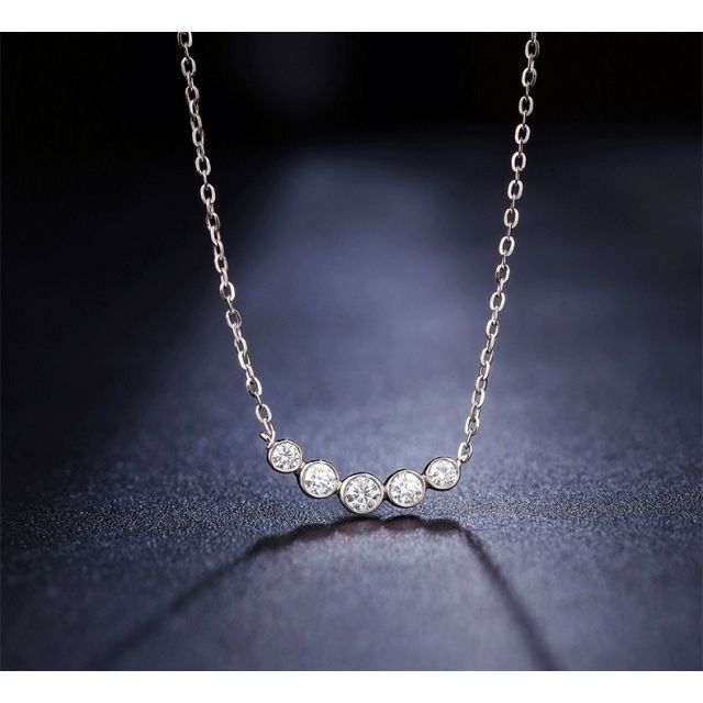 Collier pendentif Or blanc. 5 diamants sertis clos 0.26ct | Gemperles