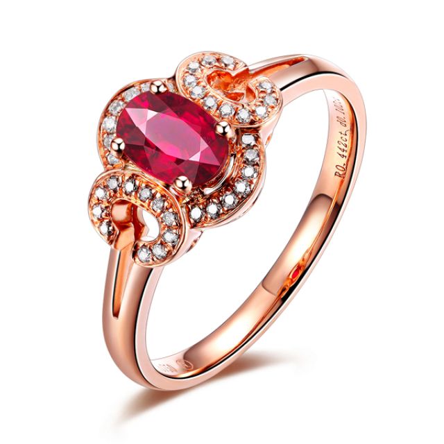 Bague de fiançailles en rubis diamants et or rose. Motifs bouclés