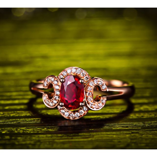 Bague de fiançailles en rubis diamants et or rose. Motifs bouclés