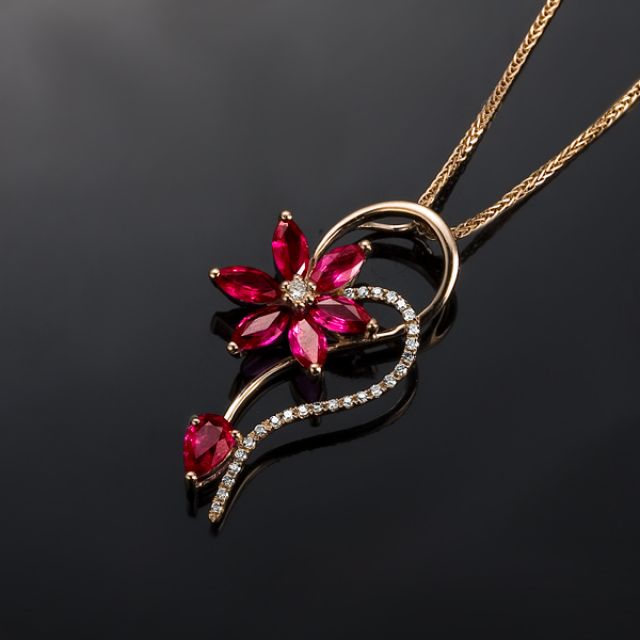 Pendentif Fleur en or rose -  Rubis et diamants sertis