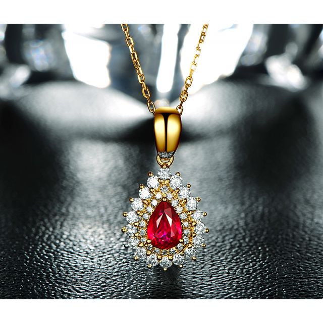 Pendentif rubis rouge vif taillé poire. Diamants sertis et Or jaune