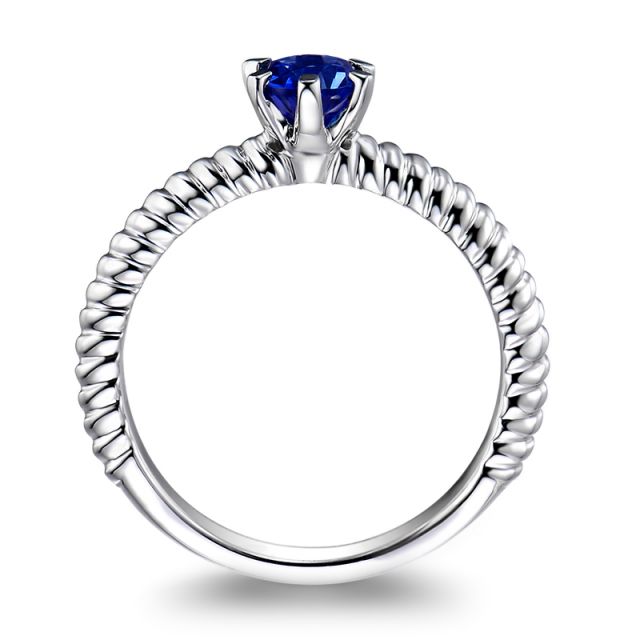 Bague or blanc monture torsadée. Saphir bleu 0.55ct