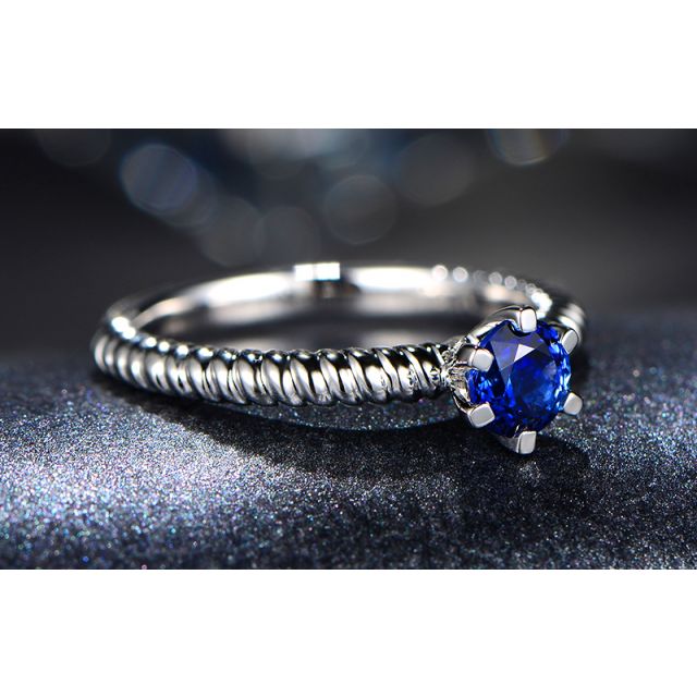 Bague or blanc monture torsadée. Saphir bleu 0.55ct