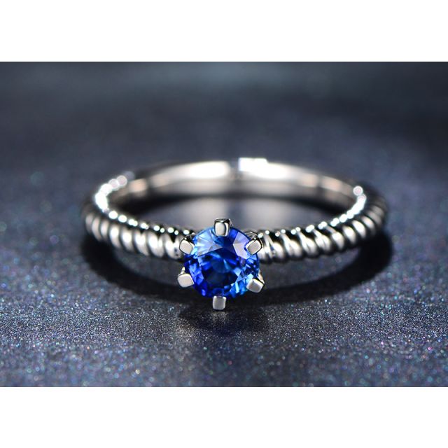 Bague or blanc monture torsadée. Saphir bleu 0.55ct