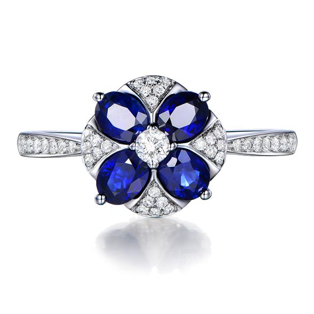 Bague solitaire fleur bleue. Or blanc, saphirs et diamants