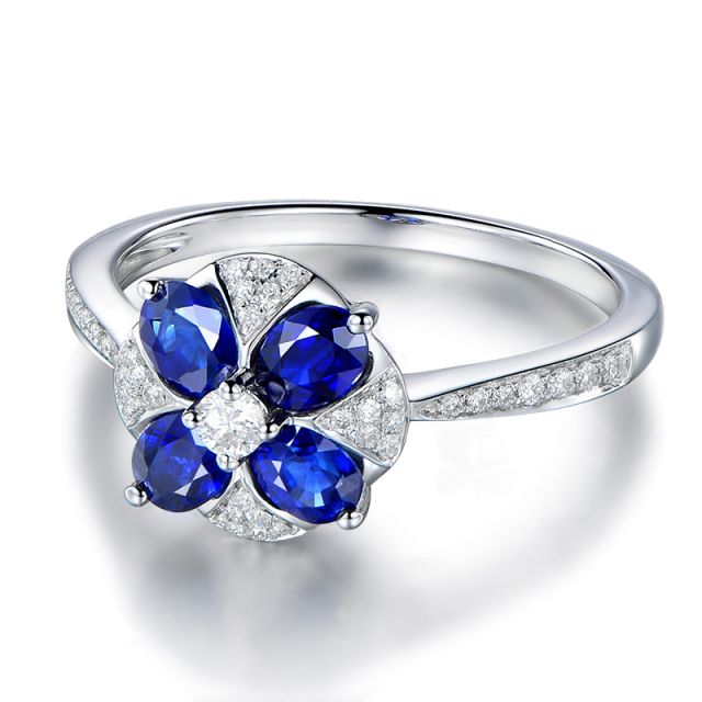 Bague solitaire fleur bleue. Or blanc, saphirs et diamants