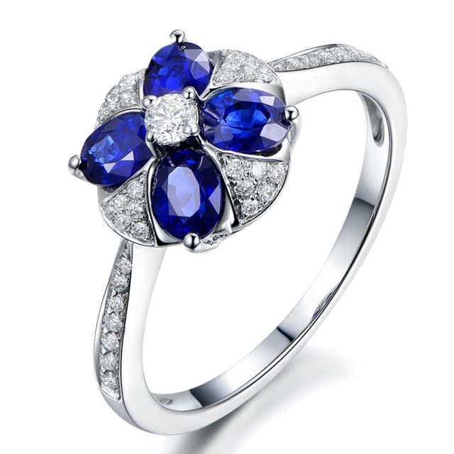 Bague solitaire fleur bleue. Or blanc, saphirs et diamants